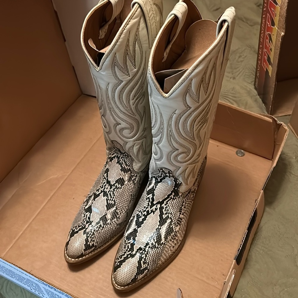 Acme Men’s black and white (looks cream to me). 7.5 very slightly used